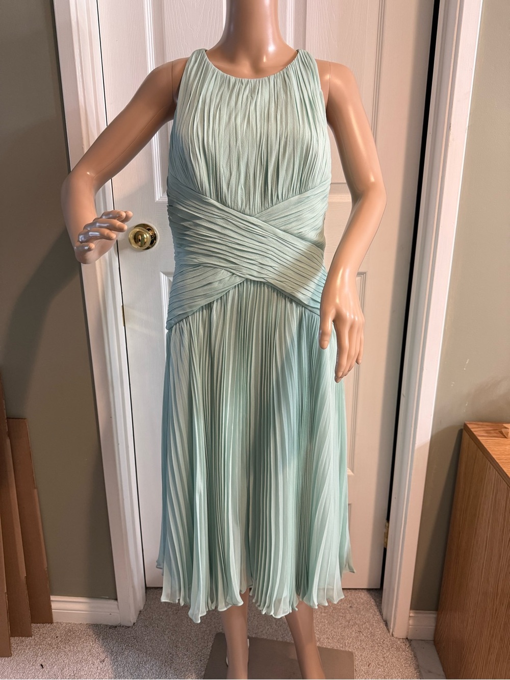 Anne Klein 100% Silk Elegant Pastel Green Cocktail Dress Size 12 Pleated Skirt